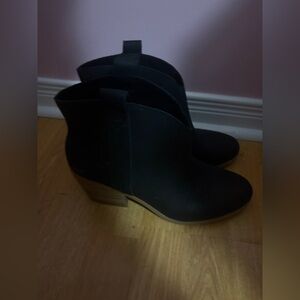 ⭐️Cowgirl boots women’s Tom’s size 10